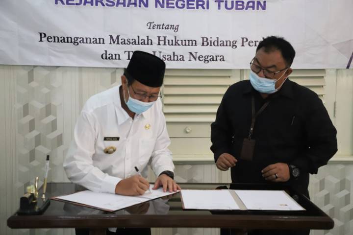 Bupati Tuban H. Fathul Huda menandatangani MoU bersama Kajari Suhendri. (Foto: Humas Pemkab Tuban/Tugu Jatim)