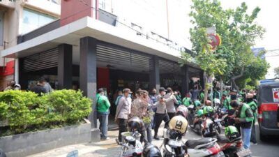 Polres Kediri Kota membubarkan kerumunan driver Gojek yang ada di McD Kediri. (Foto: Rino Hayyu Setyo/Tugu Jatim)