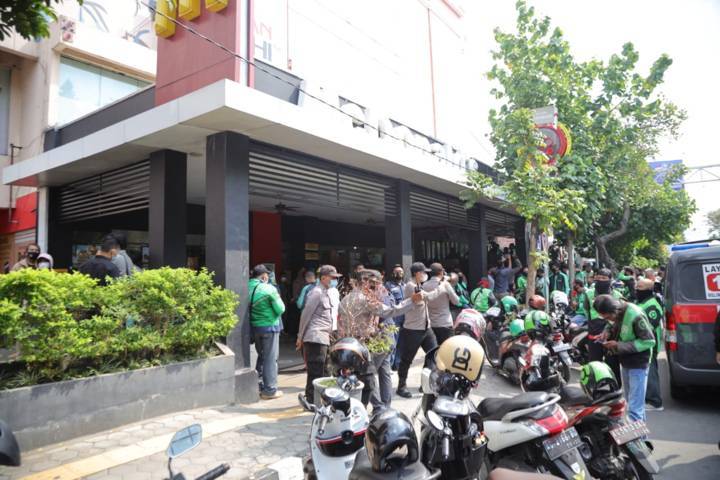 Polres Kediri Kota membubarkan kerumunan driver Gojek yang ada di McD Kediri. (Foto: Rino Hayyu Setyo/Tugu Jatim)