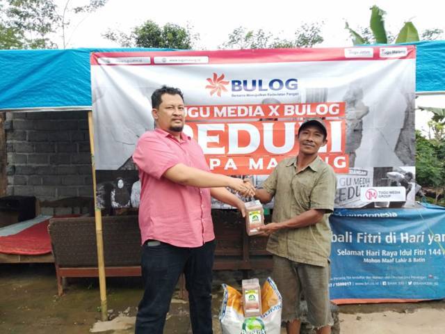 CEO Tugu Media Group Irham Thoriq (kanan) secara simbolis menyerahkan bantuan kepada warga di Kecamatan Ampelgading, Kabupaten Malang, Selasa (22/06/2021). (Foto: Bayu Eka/Tugu Jatim)