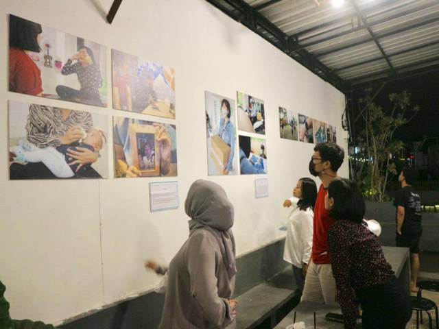 Hingga malam hari, para pengunjung tampak antusias melihat pameran esai foto. (Foto: Wawan/Tugu Jatim)