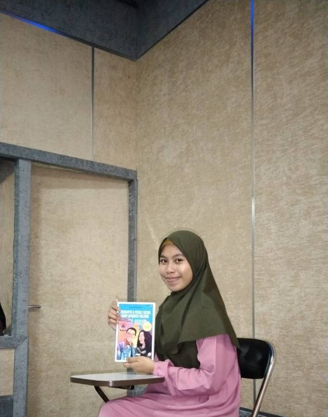 Arniati, mahasiswi semester 4 Jurusan Pendidikan Geografi Fakultas Keguruan dan Ilmu Pendidikan Mataram, yang menerima buku karya Dr Aqua Dwipayana. (Foto: Dokumen/Tugu Jatim)