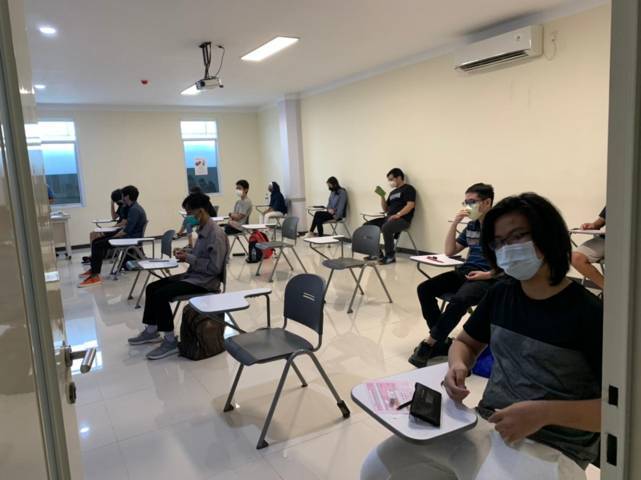 Untag Surabaya menjadi tuan rumah dalam "Examinitation for Japanese University" Program Studi Sastra Jepang Fakultas Sastra, Kamis (24/06/2021). Tampak para peserta sedang melaksanakan ujian. (Foto: Untag Surabaya/Tugu Jatim)