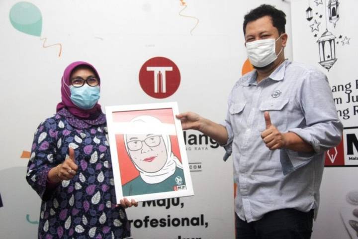 Kepala BNI Kanwil Malang Beby Lolita Indriani bersama CEO Tugu Media Group Irham Thoriq pada acara Malang Jurnalis Forum yang digelar 4 Mei 2021 di kantor Tugu Media Group. (Foto: Rubianto/Tugu Jatim)