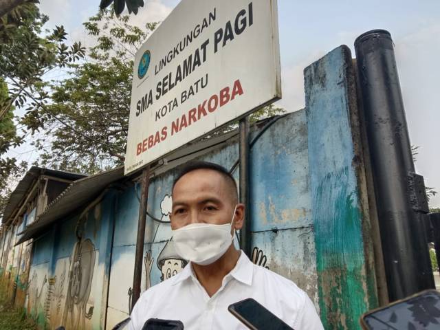 Kepala DP3AP2KB Kota Batu, MD Furqon saat ditemui usai peninjuan ke SMA Selamat Pagi Indonesia (SPI), Rabu (2/6/2021). (Foto: M Sholeh/Tugu Jatim)