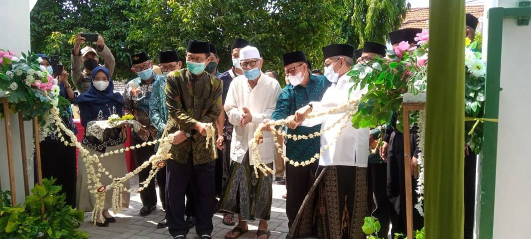 Bupati Tuban H. Fathul Huda meresmikan kantor Pusat BMT ASA Graha Sakinah Tuban (kantor Fatayat NU Tuban) dan MWC NU Kota Tuban di Jalan KH Mustain, Selasa (08/06/2021). (Foto: Rochim/Tugu Jatim)