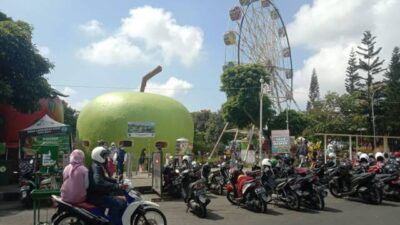 Salah satu potensi PAD dari retribusi parkir di Alun-Alun Kota Batu. (Foto: Sholeh/Tugu Jatim)