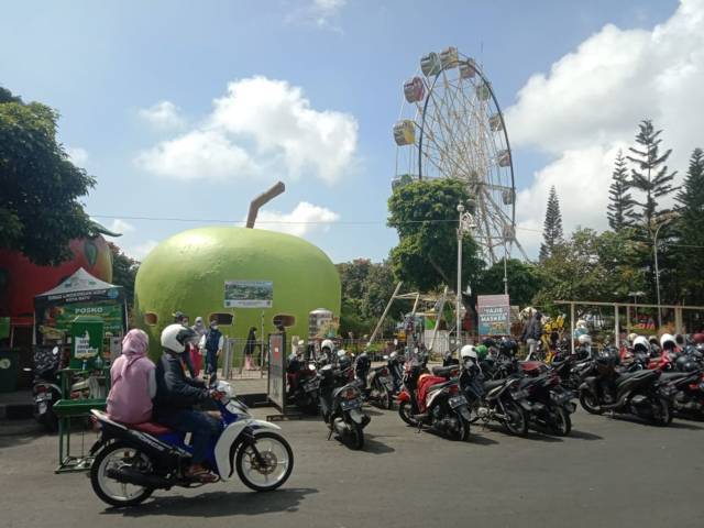 Salah satu potensi PAD dari retribusi parkir di Alun-Alun Kota Batu. (Foto: Sholeh/Tugu Jatim)
