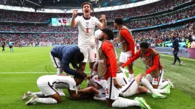 Timnas Inggris merayakan kemenangan dalam laga babak 16 besar Euro 2020 yang digelar di Stadion Wembley, London, Inggris, Selasa malam (29/06/2021). Kemenangan ini terjadi berkat dua gol yang diciptakan Raheem Sterling dan Harry Kane. (Foto: Instagram @england/Tugu Jatim)