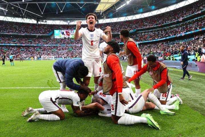 Timnas Inggris merayakan kemenangan dalam laga babak 16 besar Euro 2020 yang digelar di Stadion Wembley, London, Inggris, Selasa malam (29/06/2021). Kemenangan ini terjadi berkat dua gol yang diciptakan Raheem Sterling dan Harry Kane. (Foto: Instagram @england/Tugu Jatim)