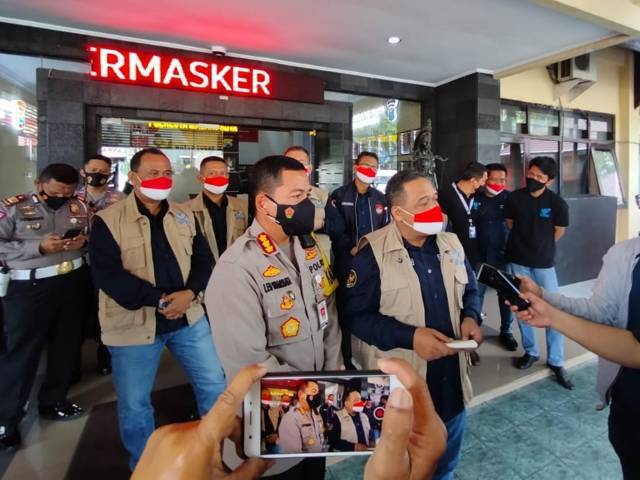 Kapolresta Malang Kota Kombes Pol Leonardus Simarmata dan Ketua BP2MI Benny Rhamdani saat berada di Polresta Malang Kota. (Foto: Sholeh/Tugu Jatim)