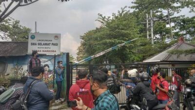 Para awak media saat meliput di SMA SPI Kota Batu. (Foto: Sholeh/Tugu Jatim)