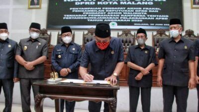 Ketua DPRD Kota Malang I Made Rian DK menandatangani keputusan DPRD disaksikan Wali Kota Sutiaji, Wakil Wali Kota Malang Sofyan Edi Jarwoko, beserta Wakil Pimpinan DPRD Kota Malang. (Foto: Rubianto/Tugu Jatim)