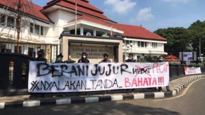 Aksi yang diadakan di depan Balai Kota Malang oleh Solidaritas Malang Melawan Pelemahan KPK, Rabu (02/06/2021). (Foto: Eksekutif Mahasiswa UB dan YLBHI Pos Malang/Tugu Jatim)