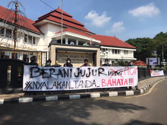 Aksi yang diadakan di depan Balai Kota Malang oleh Solidaritas Malang Melawan Pelemahan KPK, Rabu (02/06/2021). (Foto: Eksekutif Mahasiswa UB dan YLBHI Pos Malang/Tugu Jatim)