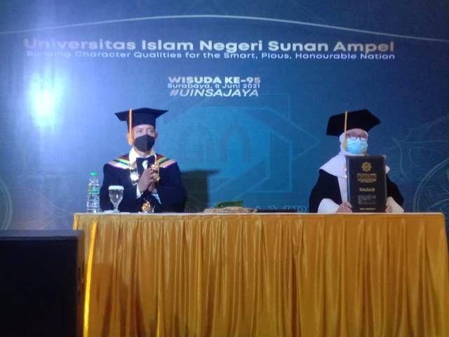 Rektor UINSA Prof Masdar Hilmy SAg MA PhD (kiri) dan Dekan Fakultas Psikologi dan Kesehatan (FPK) UINSA Dr dr Hj Siti Nur Asiyah Mag (kanan) dalam Wisuda Ke-95 UINSA. (Foto: Dokumen/Tugu Jatim)