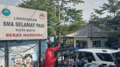 Para awak media berada di SMA SPI Kota Batu untuk mengonfirmasi soal berita kekerasan seksual pada siswa di sana. (Foto: Sholeh/Tugu Jatim) 