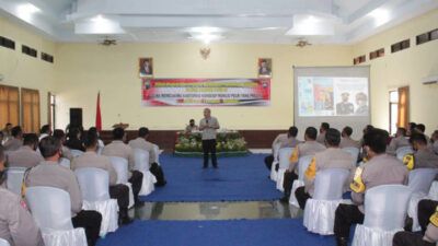 Pakar Komunikasi dan Motivator Nasional Dr Aqua Dwipayana ketika menggelar acara Sharing Komunikasi dan Motivasi di Gedung Baramahkota Polres Madiun Kota, Jawa Timur, Senin (14/6/2021). (Foto: Dokumen)