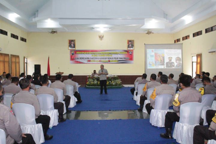 Pakar Komunikasi dan Motivator Nasional Dr Aqua Dwipayana ketika menggelar acara Sharing Komunikasi dan Motivasi di Gedung Baramahkota Polres Madiun Kota, Jawa Timur, Senin (14/6/2021). (Foto: Dokumen)