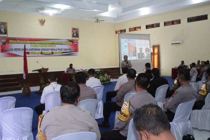 Pakar Komunikasi dan Motivator Nasional Dr Aqua Dwipayana ketika menggelar acara Sharing Komunikasi dan Motivasi di Gedung Baramahkota Polres Madiun Kota, Jawa Timur, Senin (14/6/2021). (Foto: Dokumen)