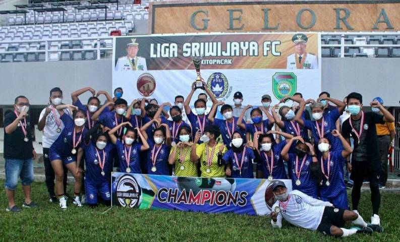 Arema FC putri saat menjuarai Women Open Sriwijaya FC Championship 2021 di Palembang, Sumatra Selatan, Minggu (20/6/2021) kemarin. (Foto: Instagram/@aremafcwomen)