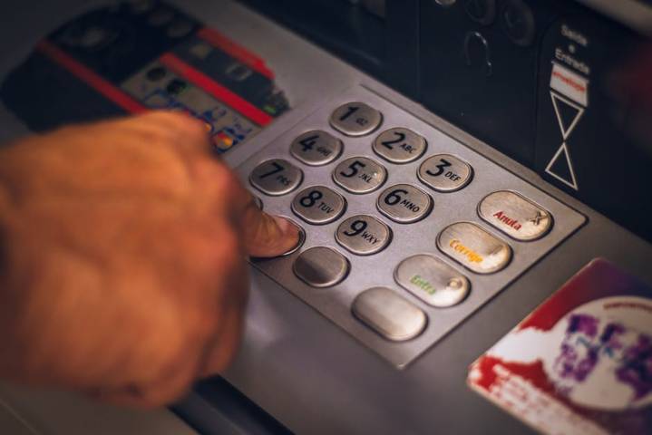 Ilustrasi mesin ATM. Bank Himbara menunda kebijakan penarikan biaya cek saldo dan tarik tunai di ATM Link. (Foto: Pexels)