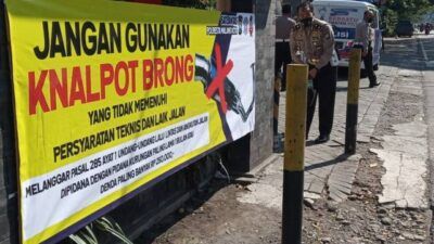 Banner imbauan larangan menggunakan knalpot brong atau tak sesuai standar di sejumlah titik di Kota Malang. (Foto:Satlantas Polresta Malang Kota/Tugu Jatim)