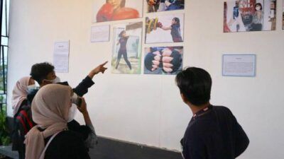 Para pengunjung di Titik Nyaman Coffee, Jl Sidomakmur, Mulyoagung, Dau, Kabupaten Malang, sedang menikmati pameran foto mahasiswa UMM. (Foto: Wawan/Tugu Jatim)