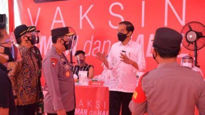 Presiden Jokowi meninjau langsung pelaksanaan vaksinasi massal di Lapangan Bhayangkara, Mabes Polri Jakarta, Sabtu (26/06/2021).(Foto: Polrestabes Surabaya/Tugu Jatim)