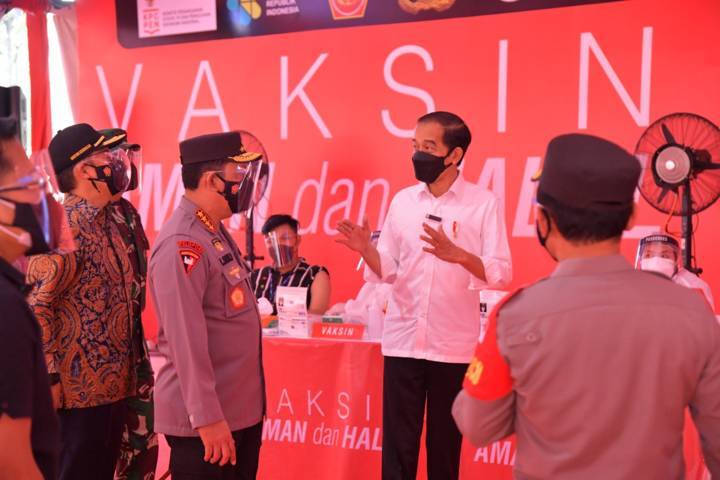 Presiden Jokowi meninjau langsung pelaksanaan vaksinasi massal di Lapangan Bhayangkara, Mabes Polri Jakarta, Sabtu (26/06/2021).(Foto: Polrestabes Surabaya/Tugu Jatim)