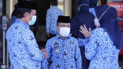 Wakil Wali Kota Batu Punjul Santoso bersama para ASN lainnya. (Foto: Sholeh/Tugu Jatim)