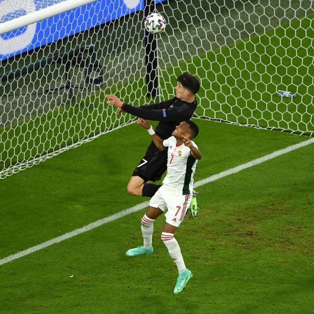 Pemain Jerman Kai Havertz saat berduel dengan pemain Hungaria Loïc Négo. (Foto: IG Euro 2020/Tugu Jatim)