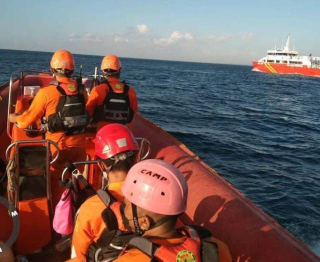 Petugas proses mengevakuasi korban Kapal Penumpang KMP Yunicee yang tenggelam di Gilimanuk pada Rabu (30/06/2021). (Foto: IG Basarnas Bali)