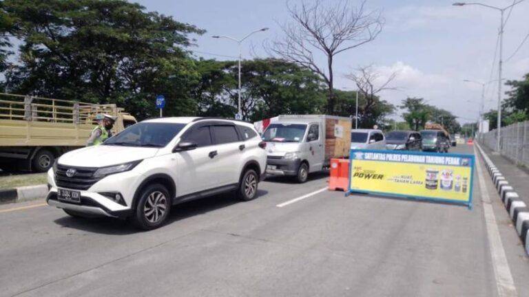 Penyekatan di Jembatan Suramadu, perbatasan Surabaya-Madura. (Foto: Rangga Aji/Tugu Jatim)