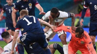 Raheem Sterling (nomor 10), Stuart Armstrong (nomor 17), Grant Hanley (nomor 5), dan David James Marshall (penjaga gawang) saat terjadi kemelut di depan gawang Skotlandia saat Euro 2020. (Foto: IG Euro 2020/Tugu Jatim)