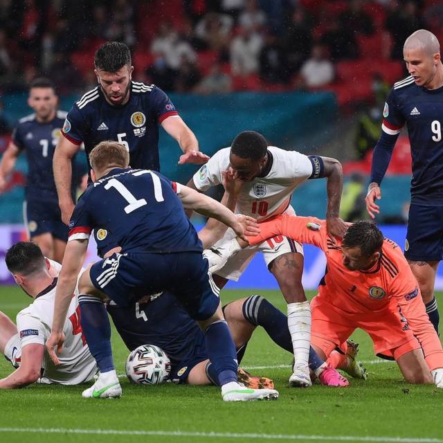 Raheem Sterling (nomor 10), Stuart Armstrong (nomor 17), Grant Hanley (nomor 5), dan David James Marshall (penjaga gawang) saat terjadi kemelut di depan gawang Skotlandia saat Euro 2020. (Foto: IG Euro 2020/Tugu Jatim)