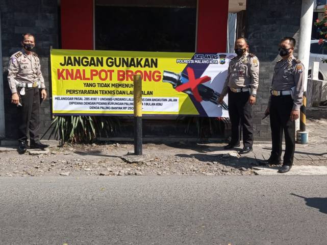 Petugas memasang banner di sejumlah titik di Kota Malang. (Foto:Satlantas Polresta Malang Kota/Tugu Jatim)