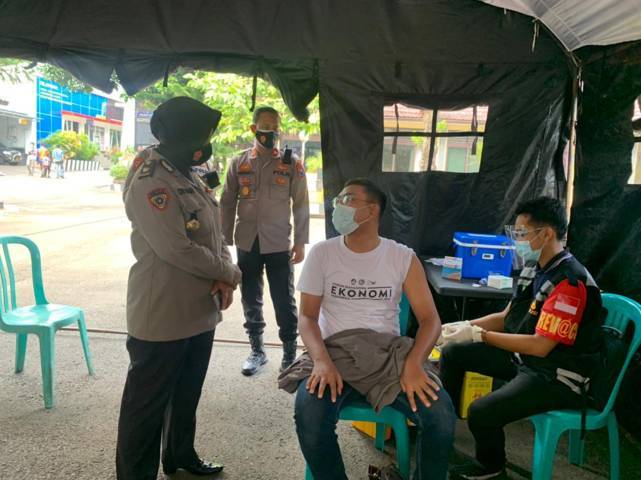 Salah satu warga yang akan divaksinasi diajak sharing oleh petugas di Tuban. (Foto: Rochim/Tugu Jatim)