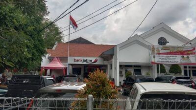 Kantor Cabang Bank Jatim Tuban, yang berada Ja;an Basuki Rahmad No. 13 Kelurahan Kebonsari, Kecamatan Tuban, Kabupaten Tuban. (Foto: Moch Abdurrochim/Tugu Jatim)