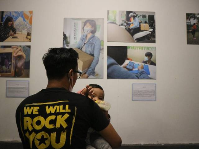 Salah satu pengunjung tampak melihat pameran esai foto mahasiswa UMM pada Jumat (25/06/2021). (Foto: Wawan/Tugu Jatim)