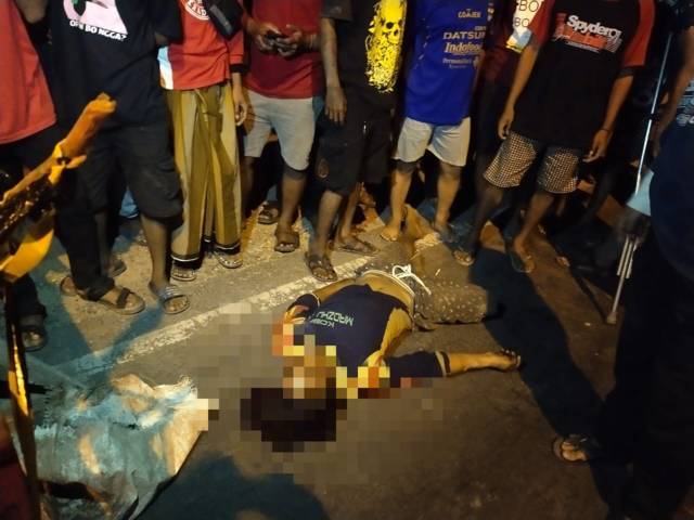 Ismail, warga asal Kelurahan Karangsari, Kecamatan Tuban, yang tewas bersimbah darah usai dilempar batu oleh pelaku. (Foto: Humas Polres Tuban/Tugu Jatim)