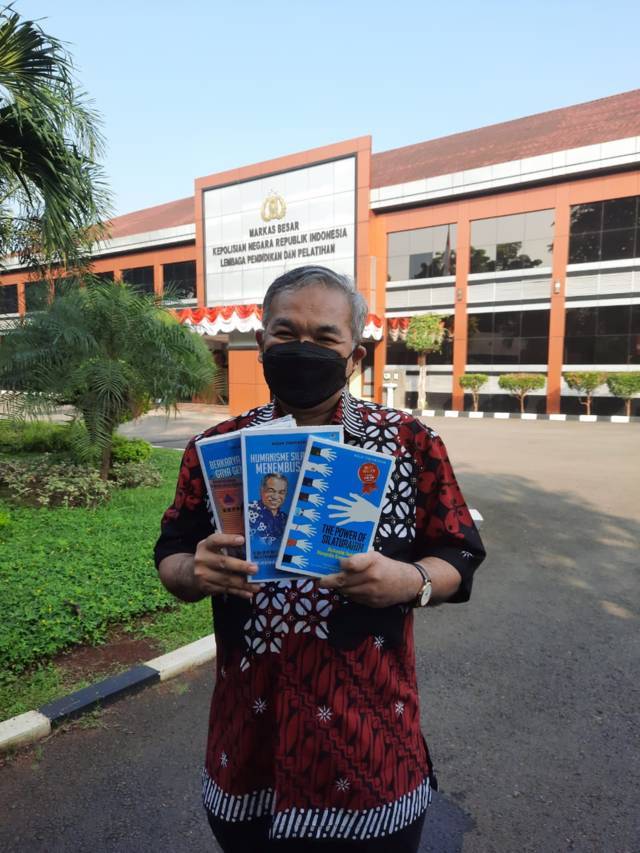 Saat Presiden Direktur BCA Jahja Setiaatmadja Menasihati Dr Aqua Dwipayana 9 Dr Aqua Dwipayana dengan tiga buku trilogi The Power of Silaturahim. (Foto: Dokumen)