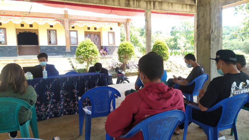 Para pemuda di Desa Selorejo yang menghadiri sosialisasi dari mahasiswa KKN UM. (Foto: Dokumen/Tugu Jatim)