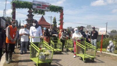 Dewanti Rumpoko tampak berbelanja bunga di Mall Bunga Sidomulyo Kota Batu.(Foto: Sholeh/Tugu Jatim)