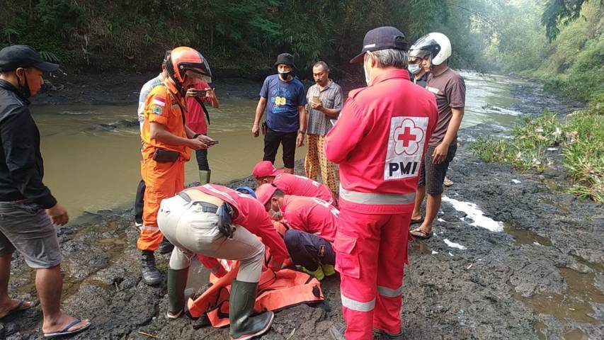 Proses evakuasi jenazah bocah tewas tenggelam di Sungai Metro Pakisaji, Kabupaten Malang, Selasa (1/6/2021) pagi. (Foto: Istimewa)