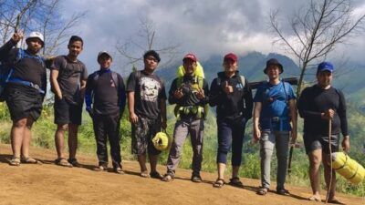 Para pendaki dan wisatawan di Puncak Budug Asu di Lawang, Kabupaten Malang. (Foto: Rizal Adhi/Tugu Jatim)