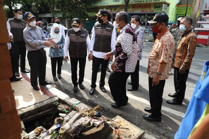 Bupati Tuban, Aditya Halindra Faridzky Sekretaris Daerah Budi Wiyana, dan Kepala Dinas Perumahan Rakyat dan Kawasan Permukiman (DPRKP), Mas Bupati dan Wabup mengecek saluran air di tiga titik, yaitu Jalan Basuki Rahmad, WR. Supratman dan Gajah Mada. (Foto: Humas Pemkab Tuban)
