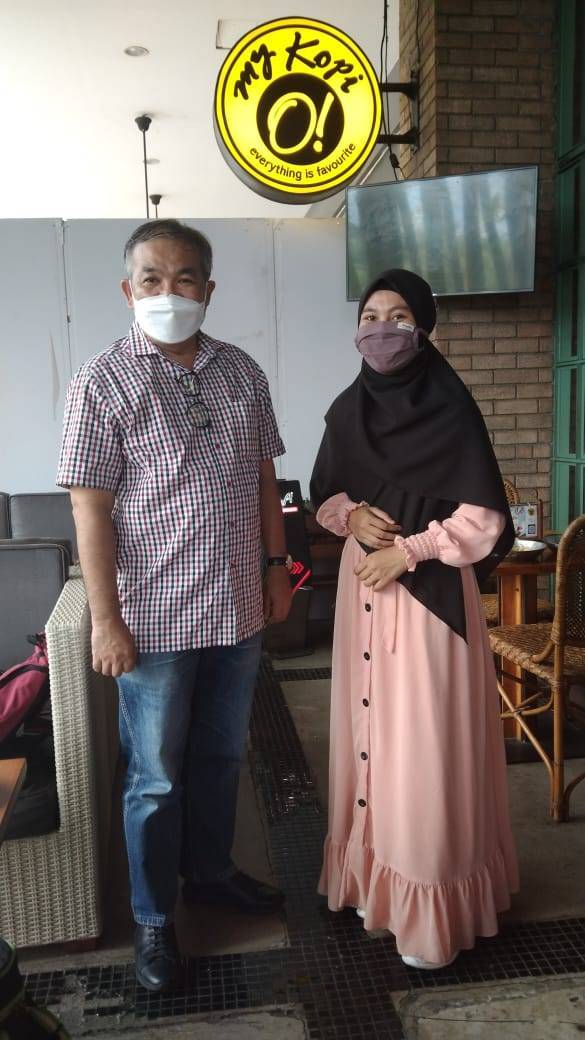 Dr Aqua Dwipayan foto bersama Arniati, mahasiswi semester 4 Jurusan Pendidikan Geografi Fakultas Keguruan dan Ilmu Pendidikan Mataram. (Foto: Dokumen/Tugu Jatim)