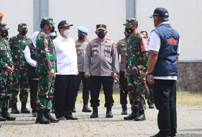 Jajaran Forum Komunikasi Pimpinan Daerah (Forkopimda) Jatim, Sabtu (19/06/2021), saat memantau penanganan Covid-19 di Bangkalan. (Foto: Polrestabes Surabaya/Tugu Jatim)