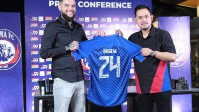 Gilang Widya Pramana (kanan) saat memperkenalkan pemain baru Arema FC Diego Michiels. (Foto: IG juragan-99/Tugu Jatim)